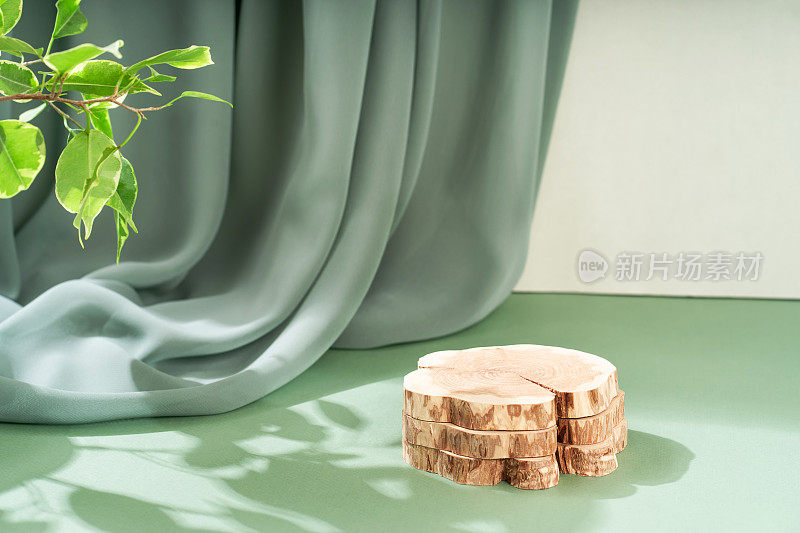 组成空讲台材料树石干花。美丽的绿色背景，由天然材料制成的产品展示