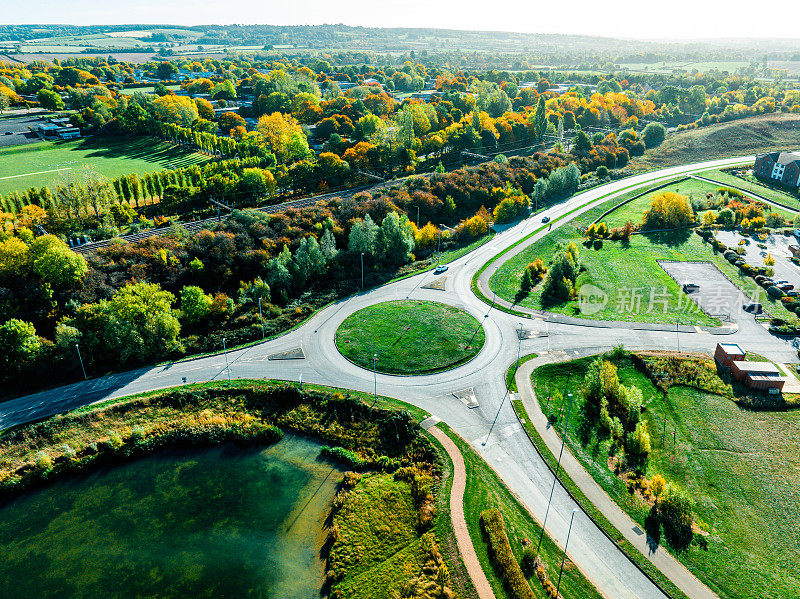 鸟瞰图的英国回旋处和道路在英格兰，英国