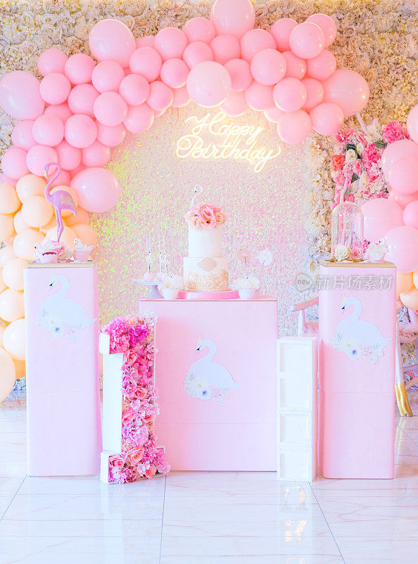 生日派对用粉红色的气球和天鹅装饰