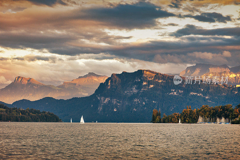 卢塞恩湖日落景观瑞士