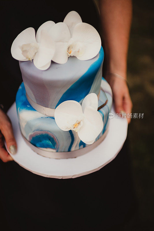 有兰花的婚礼蛋糕