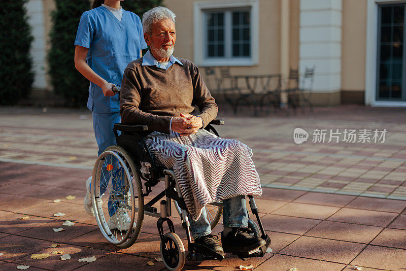 护理人员与老年病人在户外