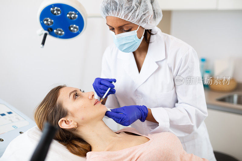 女性患者在接受唇部美容注射