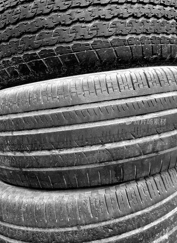 成堆的旧汽车轮胎。
