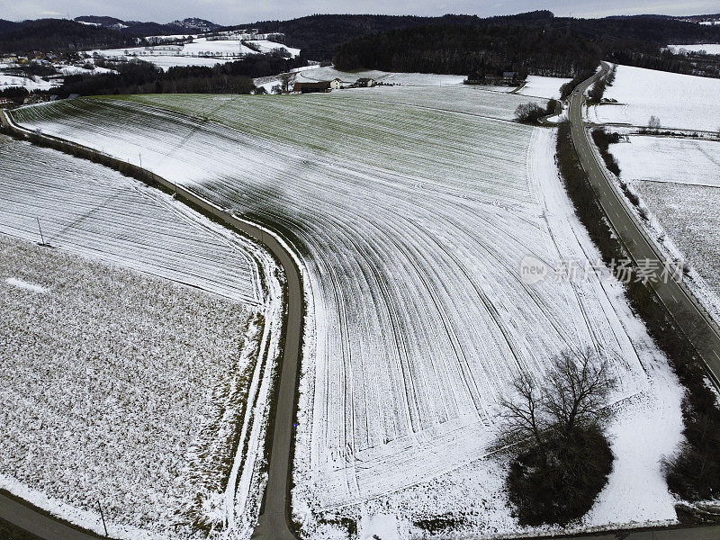 在一个阴天，无人机拍摄了巴伐利亚州的雪田