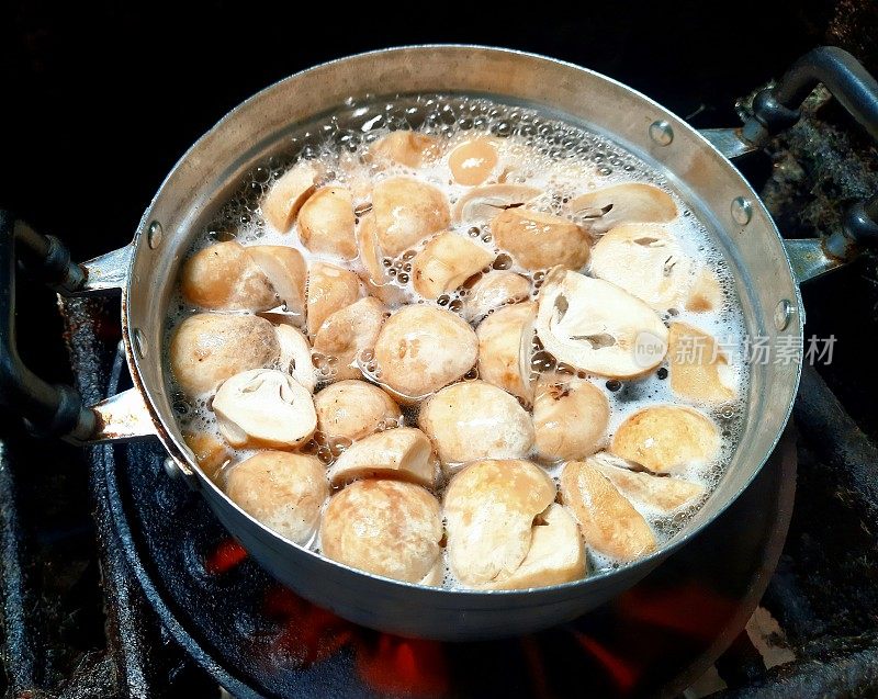 在炉子上煮草菇——食物准备。