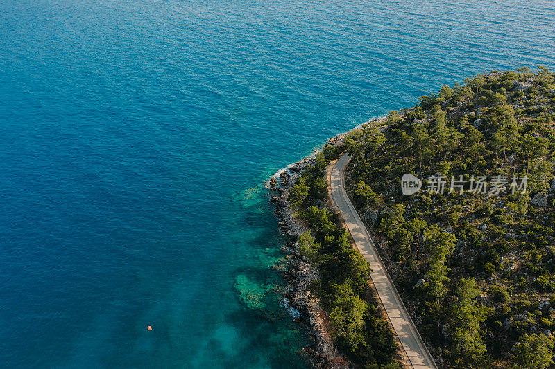 鸟瞰土耳其森林和绿松石海边风景如画的道路