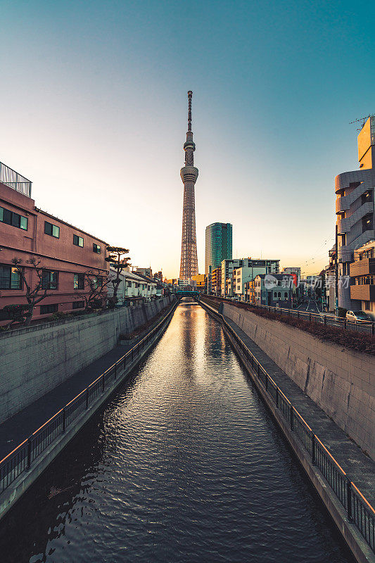 日本东京河边的东京天空树