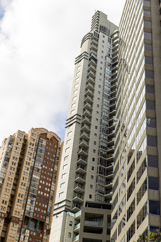 低角度视图的现代公寓和办公楼，摩天大楼，背景与复制空间