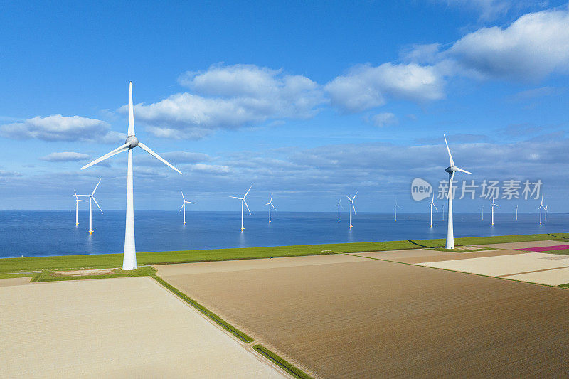 堤坝上的风力涡轮机和海上的风力涡轮机在春天发电