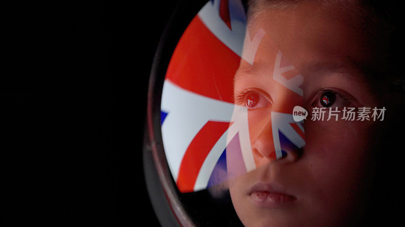 英国国旗印在男孩的太空头盔上