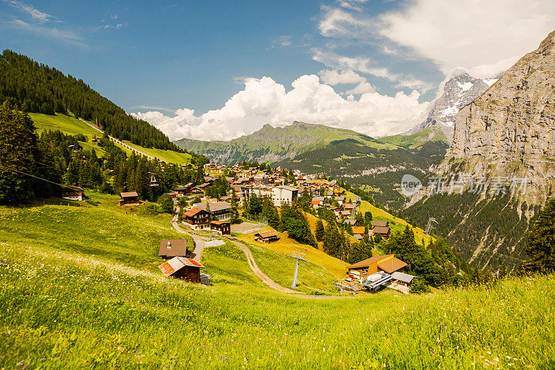 山的风景。Lauterbrunnen。瑞士。伯尔尼州。穆伦村庄。夏天。绿草