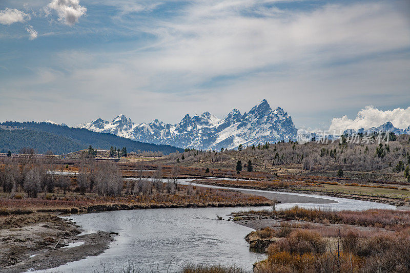 在美国西部，北美的黄石生态系统中，大提顿宽阔的山景与河流