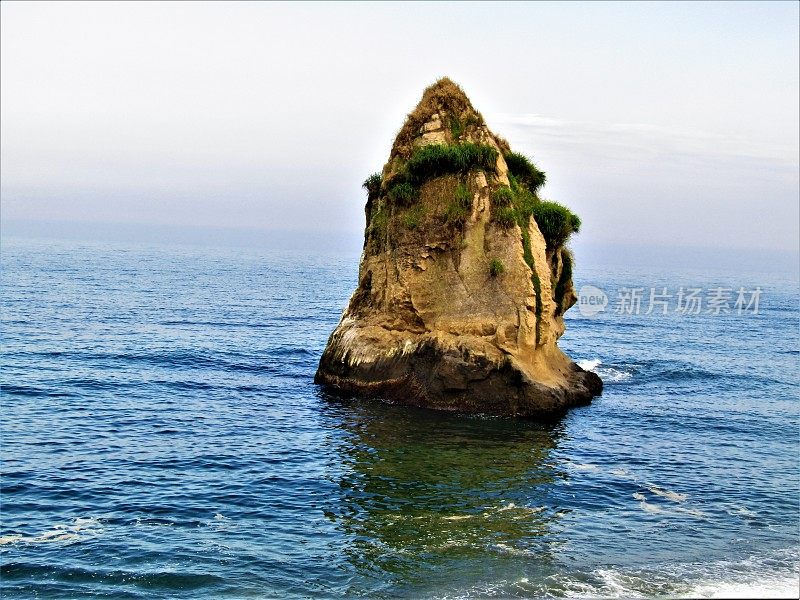 日本。6月。海中的岩石。的印象。
