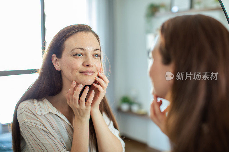 年轻女子在家里照镜子