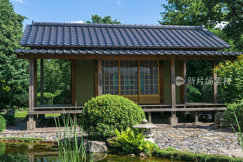 日本花园池塘后的茶室