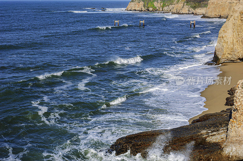 海浪冲击着加州海岸