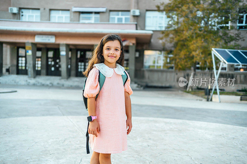 微笑的女学生肖像