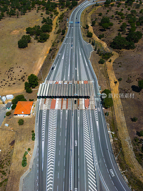 葡萄牙南部收费区的高速公路上空的航拍图像