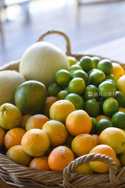 五颜六色的热带篮子，柠檬，橙子，瓜和芒果