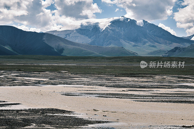 卡拉赛河在山区的河床