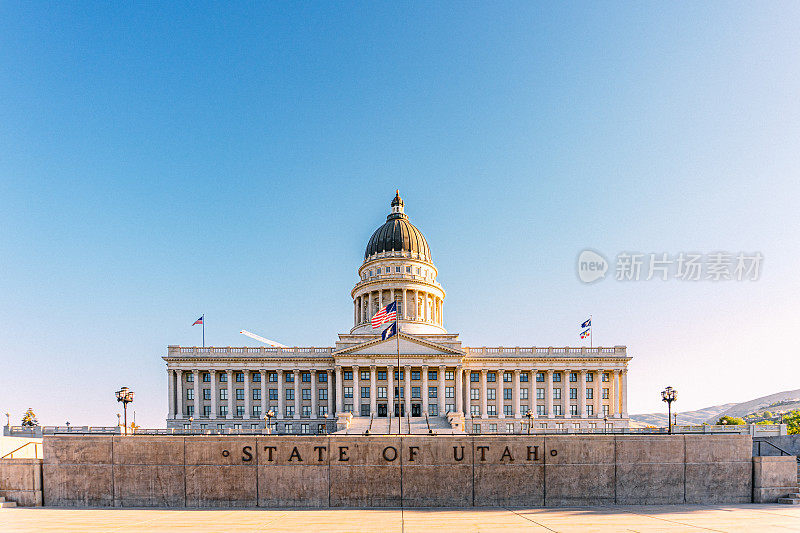 犹他州盐湖城的国会大厦在日出时的广角照片