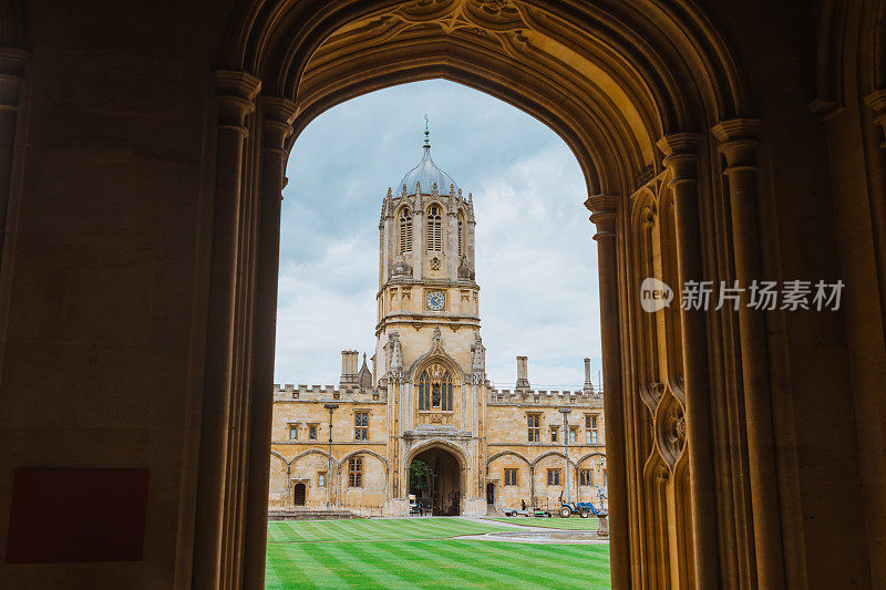 牛津大学校园内有传统的英国哥特式建筑