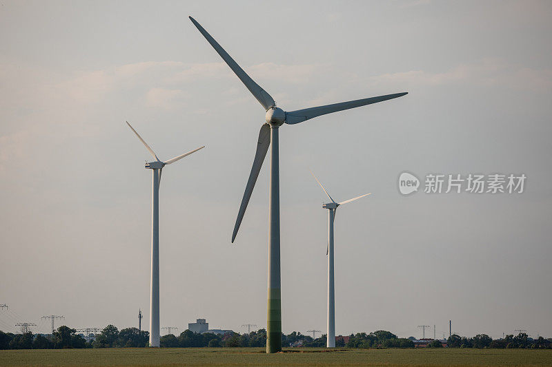 风电场户外摄影。图为农田上的风力发电场。图为风力涡轮机。风电机组，绿色能源理念。可再生能源的风力涡轮机