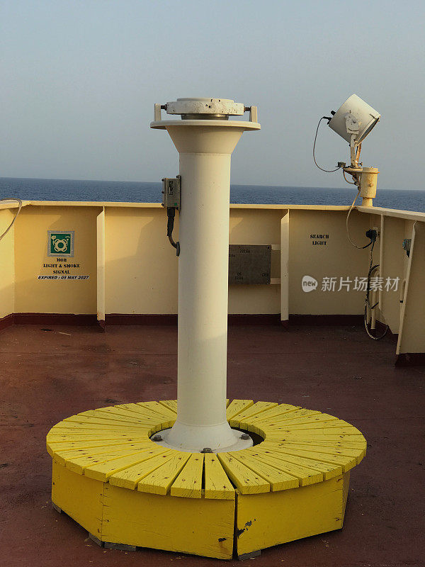 在海上的一艘船上，用指南针和探照灯观察驾驶室