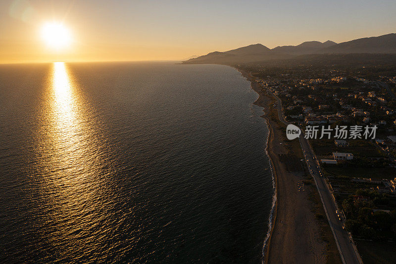 希腊伊庇鲁斯海岸线上的无人机日落景象