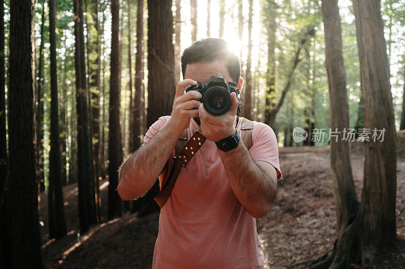 森林里的摄影师