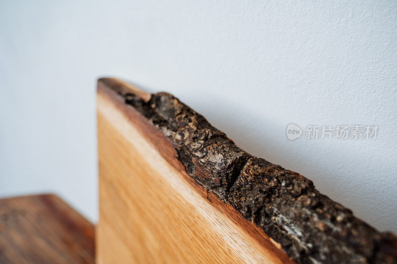 用天然材料制成的厨房用具。近距离拍摄未经处理的木板表面是由木头制成的。黑色的树皮