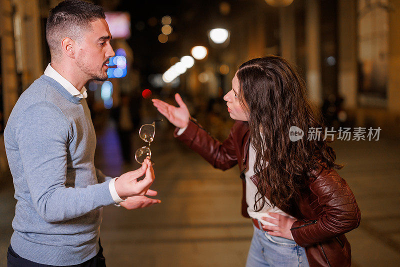 男女朋友在夜间街头激烈争吵