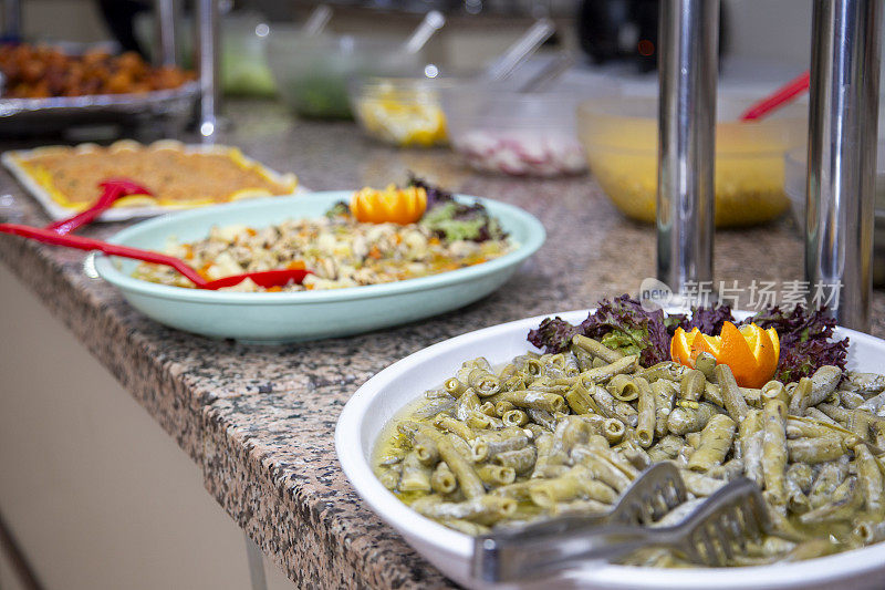 在豪华餐厅提供自助餐。