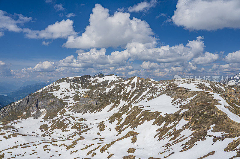 大格洛克纳山脉附近的奥地利阿尔卑斯山的雪峰