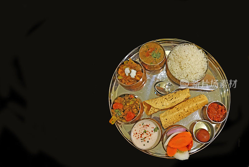 传统的印度塔利饭