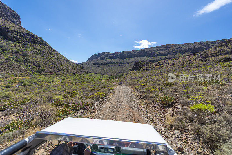 火山脚下的风景和大加那利岛的吉普车之旅。
