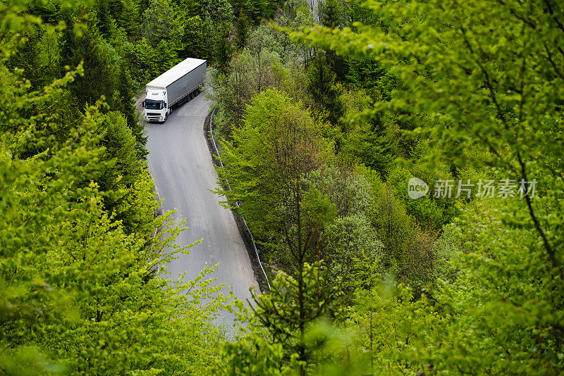 卡车行驶在蜿蜒的道路上