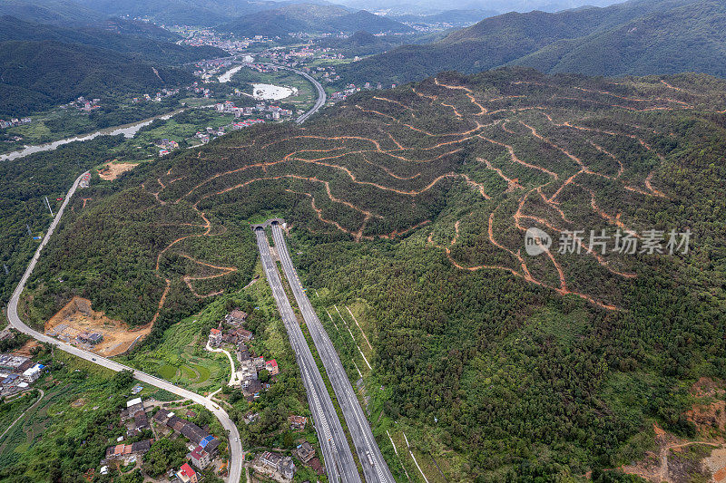 通过山区和农村地区的高速公路鸟瞰图