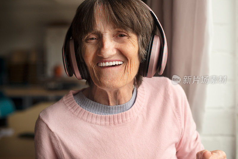 家，肖像和戴着耳机的老妇人，流媒体音乐和连接。养老金领取者，公寓和成熟的女士带耳机和播客带音频，收音机和听声音和脸