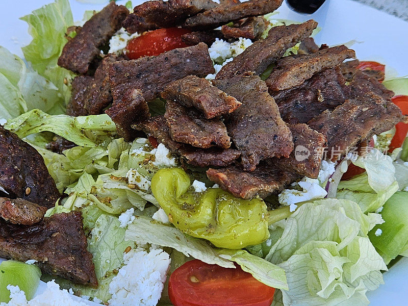 牛羊肉沙瓦玛沙拉和套餐在加州福斯特城的一家餐厅供应