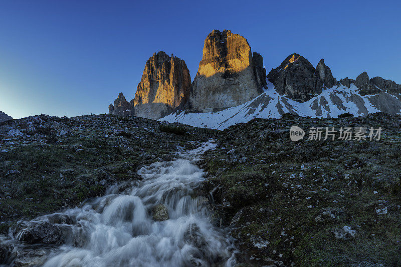 日出时的拉瓦雷多三峰或三峰山，白云石山脉，意大利，欧洲