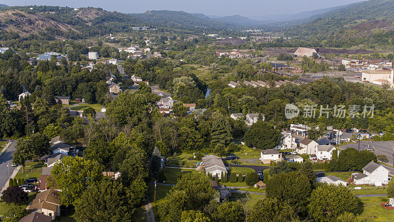 夏天，宾夕法尼亚州帕默顿的绿色、绿树成荫的住宅区