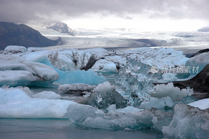 冰填满了位于Jökulsárlón冰岛巨大冰川底部的泻湖