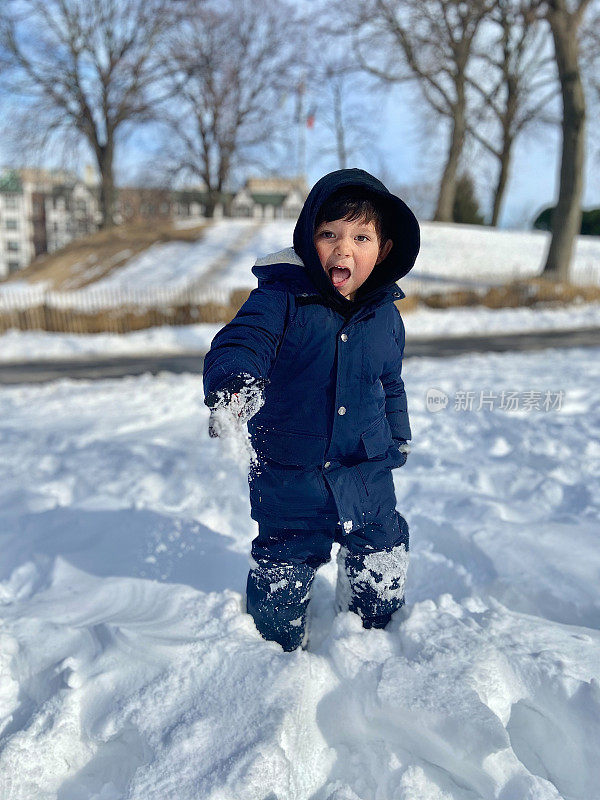 小孩在雪地里玩耍