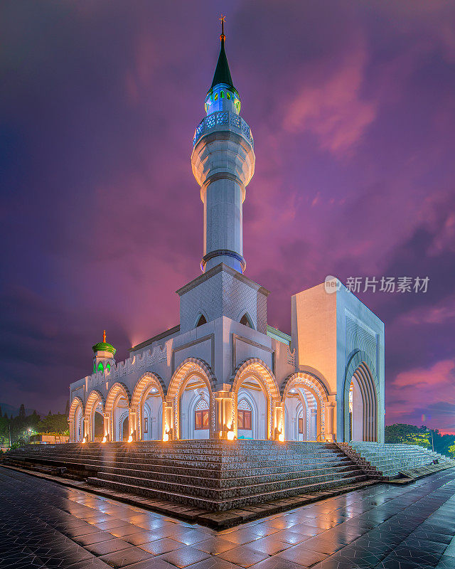 午夜时分和雨后在阿里清真寺。紫色的天空背景，黄昏的时间。这座清真寺位于三宝垄的Watugong
