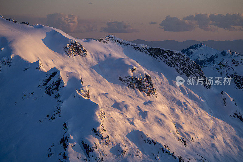 山峰上的高山辉光