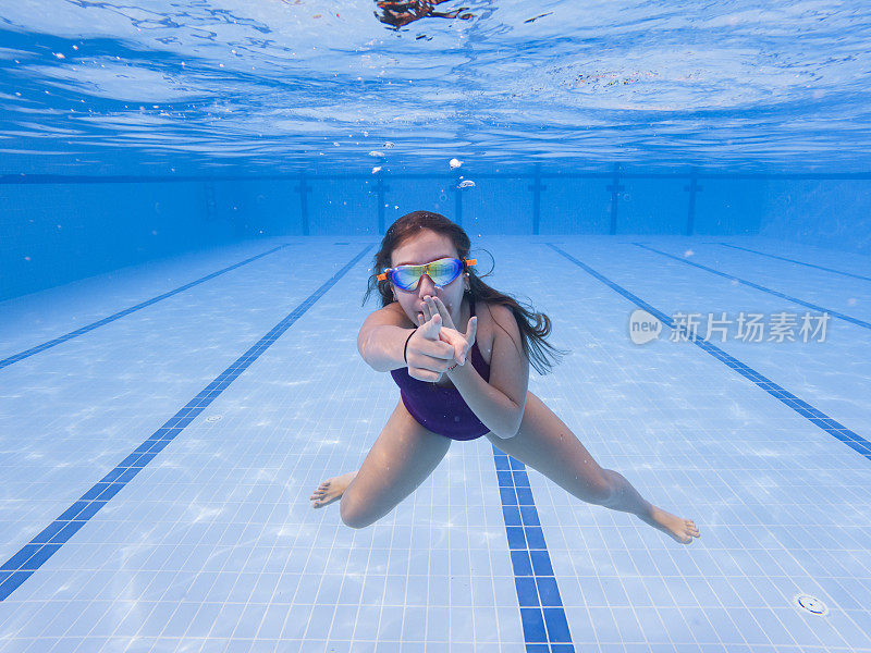 小女孩在水下游泳玩得很开心