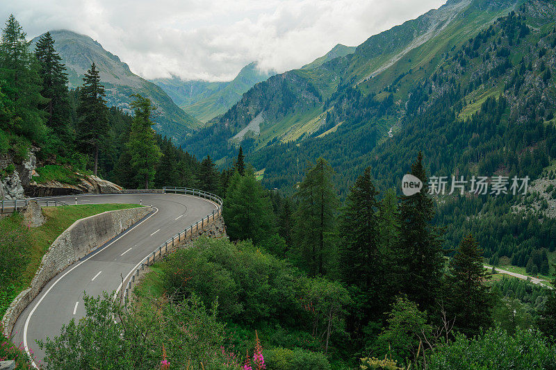 瑞士阿尔卑斯山口的发夹曲线