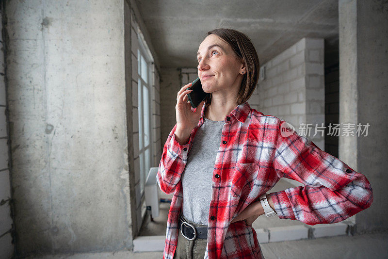 不耐烦的女人在等待电话的回答，抬起头来